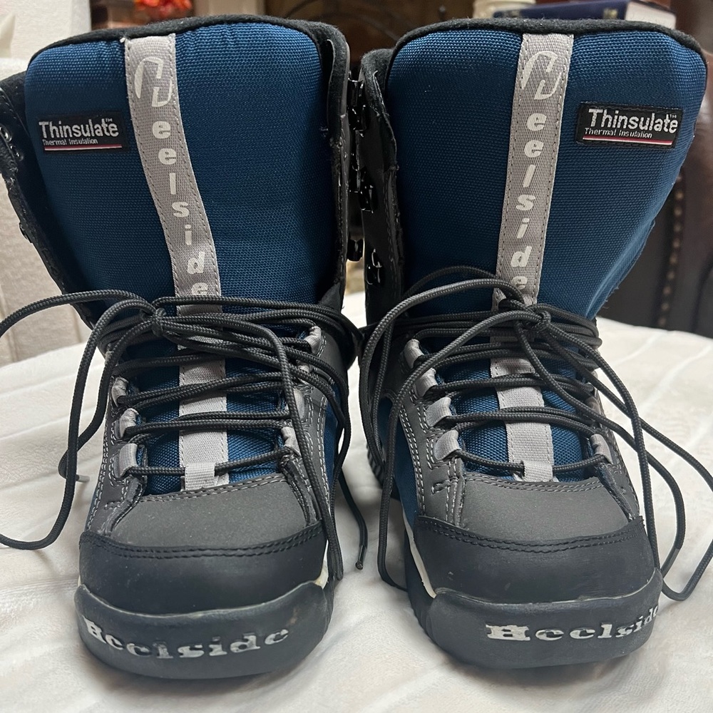 Heel side snowboarding boots